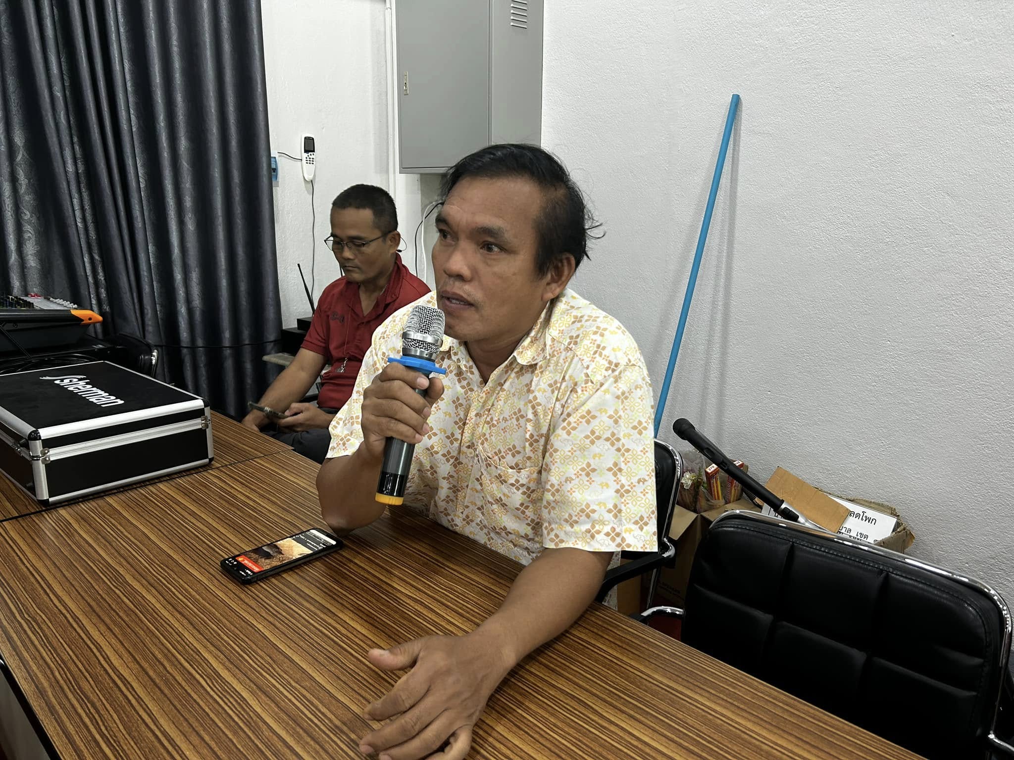 ผู้หญิงกำลังแสดงความเห็นและชี้แจง